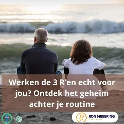 Twee mensen zitten samen rustig op het strand, kijken uit over de zee bij zonsopgang, met de tekst “Werken de 3 R’en echt voor jou? Ontdek het geheim achter je routine” en het logo van Ron Meijering Coaching.