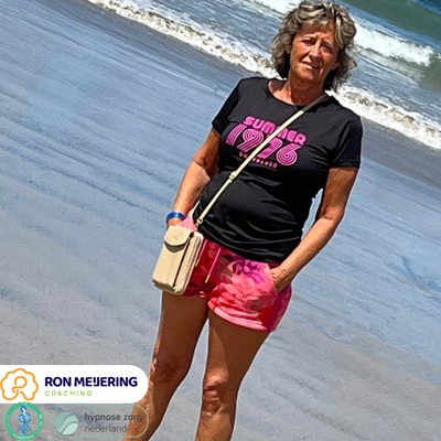 Dicky met een tasje relaxed op het strand na stoppen met roken sessie Ron Meijering