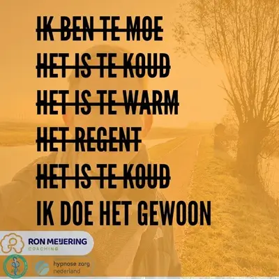 Motiverende afbeelding met een wandelaar op een landelijke weg bij zonsopkomst, waar excuses als 