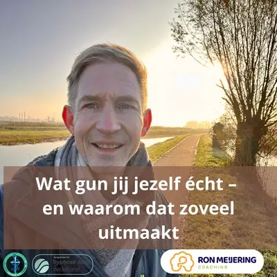 Man tijdens een frisse ochtendfietstocht in Wageningen, ochtendzon, rust en natuur – symbool voor reflectie, verandering en persoonlijke groei.