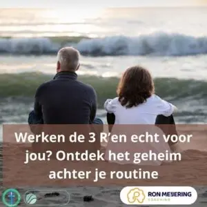 Twee mensen zitten samen rustig op het strand, kijken uit over de zee bij zonsopgang, met de tekst “Werken de 3 R’en echt voor jou? Ontdek het geheim achter je routine” en het logo van Ron Meijering Coaching.