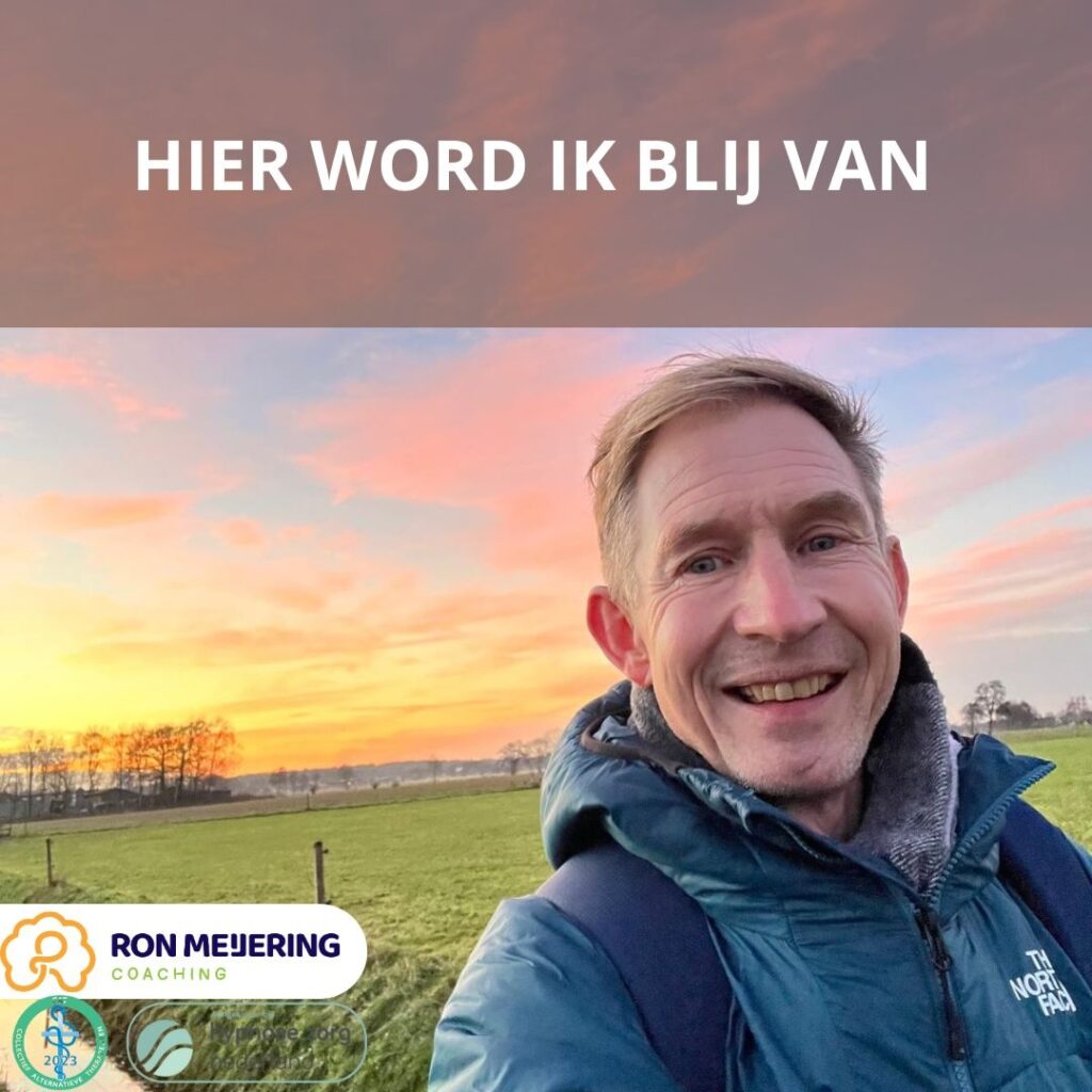 Ron Meijering glimlachend tijdens een fietstocht bij zonsondergang, genietend van de natuur en het moment.